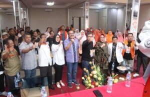 Cagub Sultra Tina Nur Alam Serap Aspirasi Warga Poasia, dari Jalan Rusak, Banjir, Air Bersih, Hingga Penerangan Jalan Cagub Sultra Tina Nur Alam Serap Aspirasi Warga Poasia, dari Jalan Rusak, Banjir, Air Bersih, Hingga Penerangan Jalan