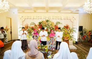 Khofifah Siap Nikahkan Putra Ketiga: Ziarah Makam dan Gelar Yatiman! Khofifah Siap Nikahkan Putra Ketiga: Ziarah Makam dan Gelar Yatiman!