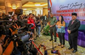 Telaah Kritis Beredarnya Foto-Foto Calon Paket Pimpinan DPD RI bersama Presiden Terpilih Prabowo Subianto di sejumlah group WA Telaah Kritis Beredarnya Foto-Foto Calon Paket Pimpinan DPD RI bersama Presiden Terpilih Prabowo Subianto di sejumlah group WA